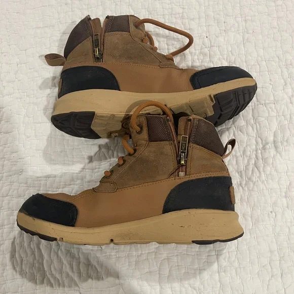 Ugg Brown and Black Lace-Up Boots - Picture 4 of 5